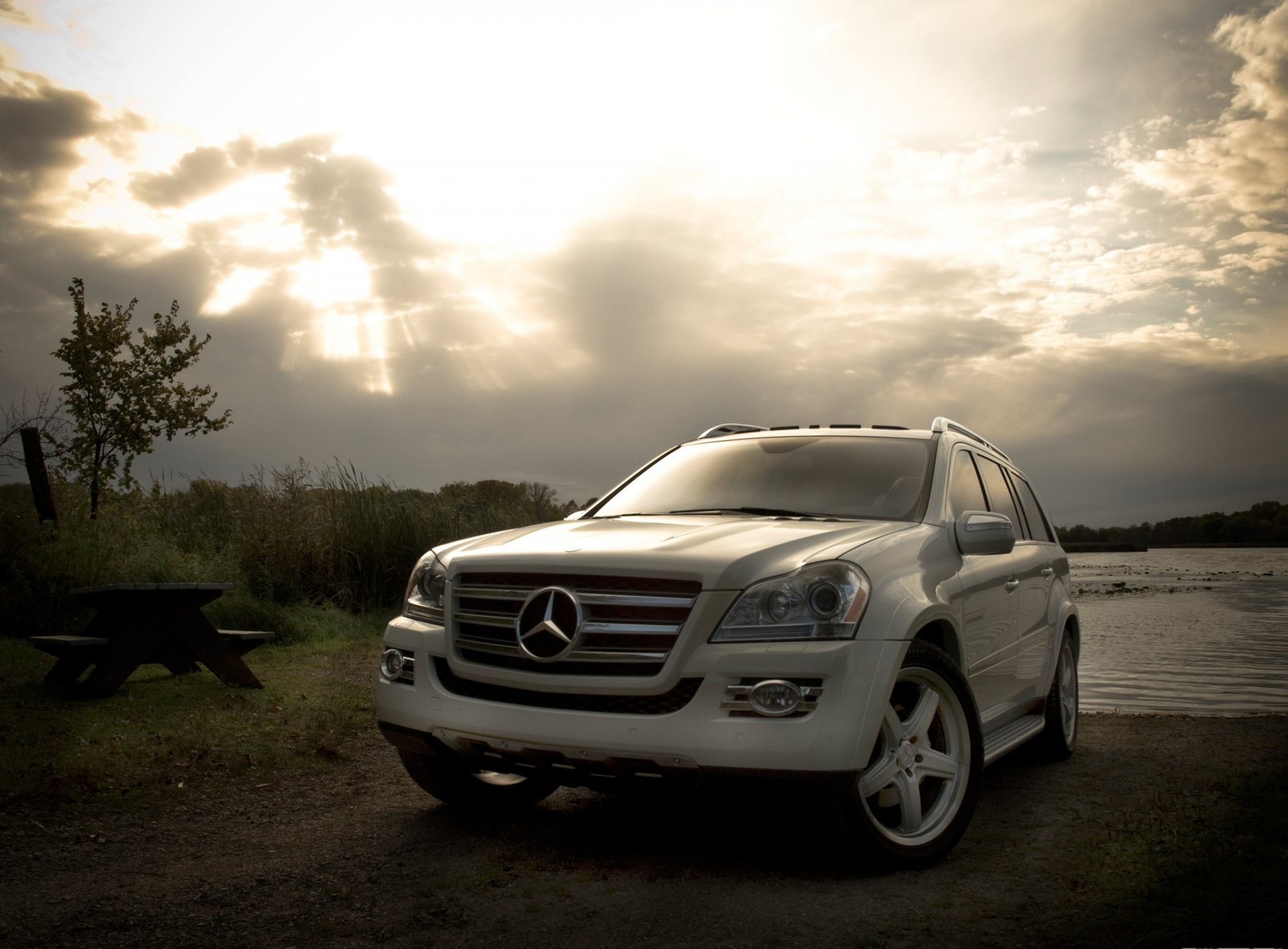 auto mercedes-benz bianco sera