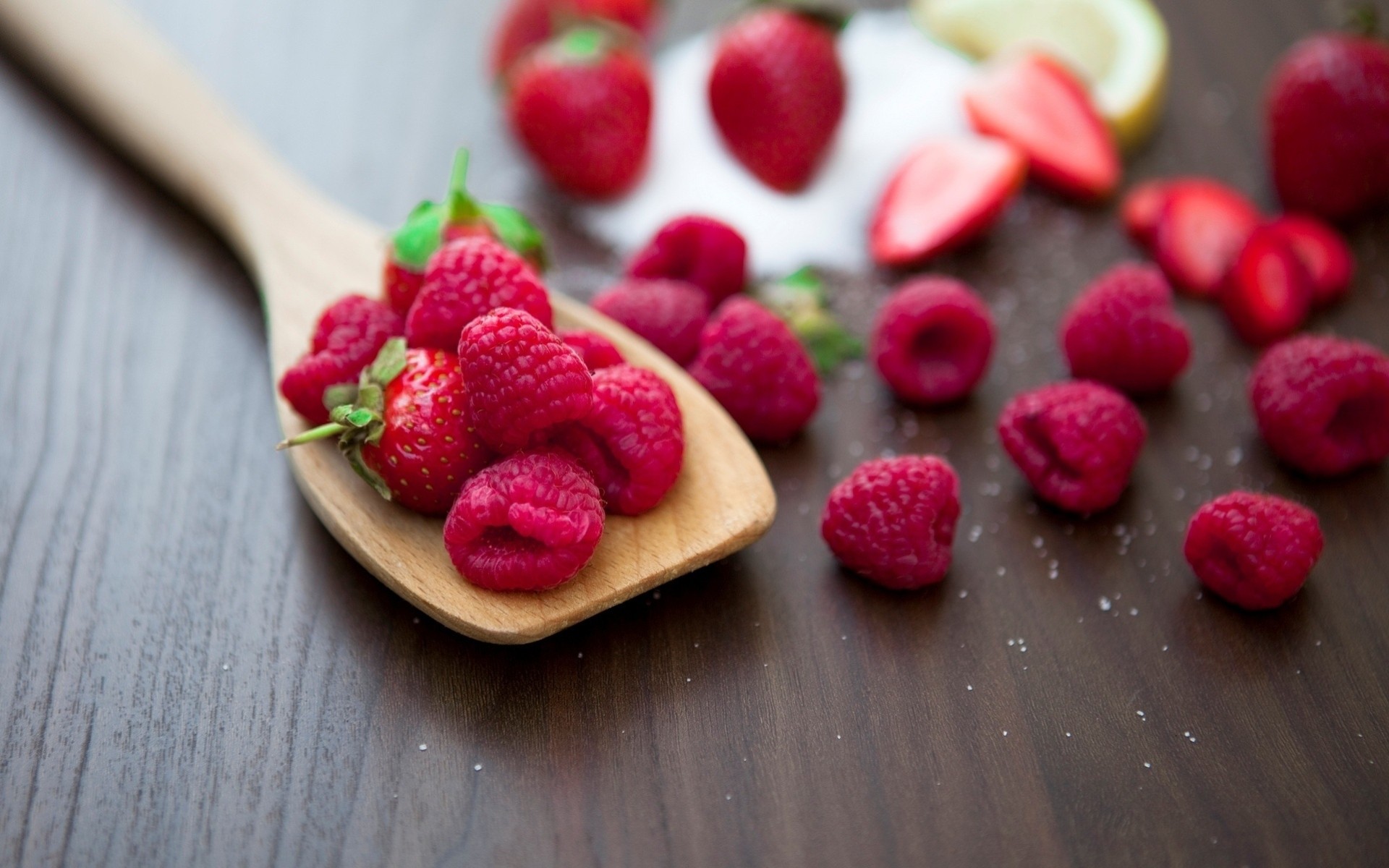 erdbeere himbeere essen löffel beere