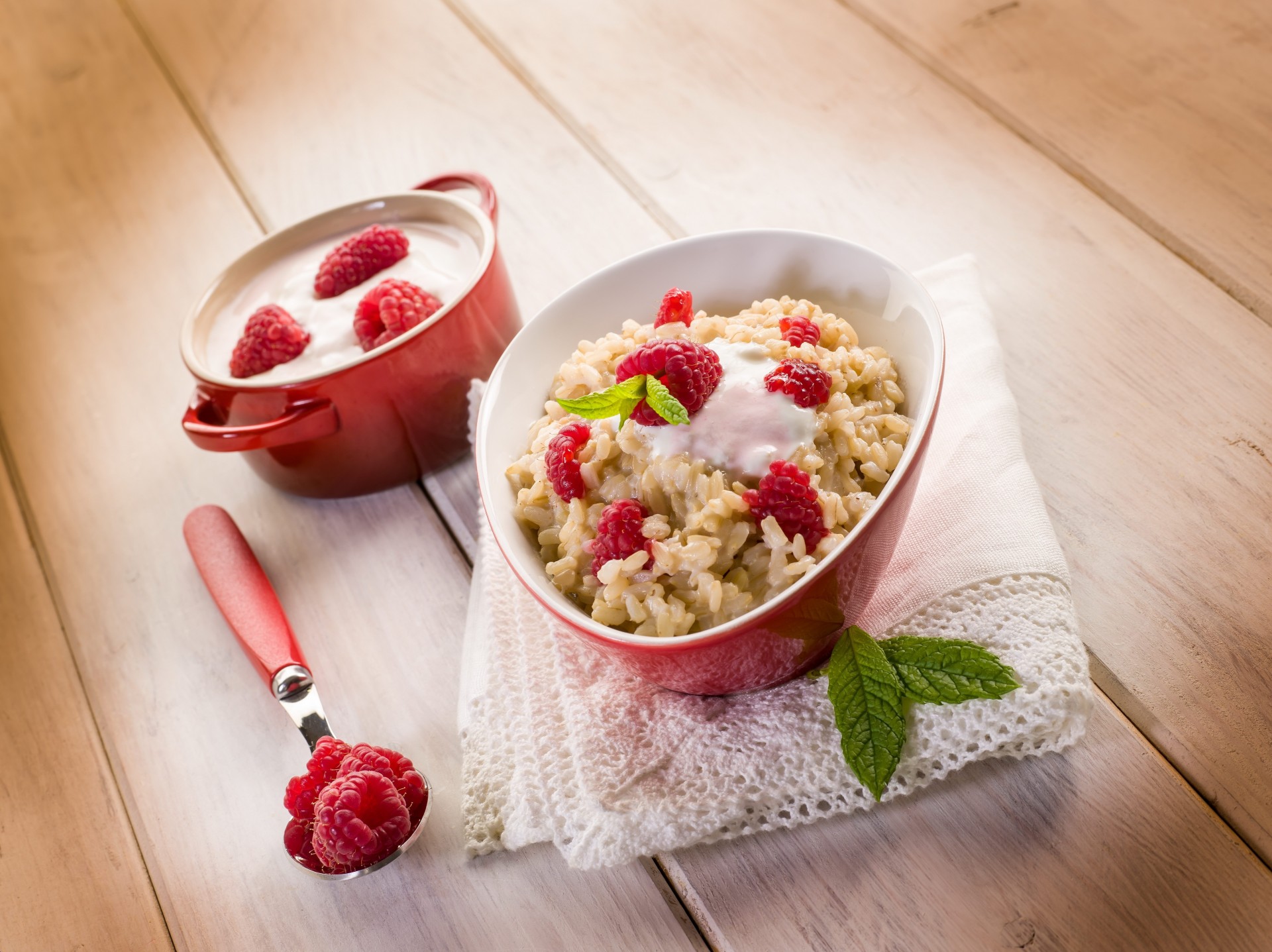 cuillère framboises crème sure riz