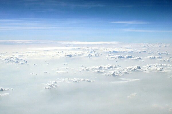 Fliegen über den Wolken am Himmel