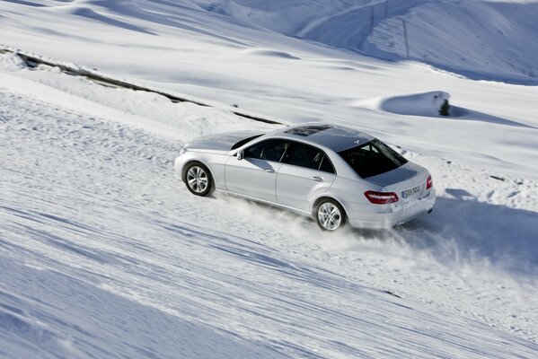 Mercedes corriendo por un camino nevado