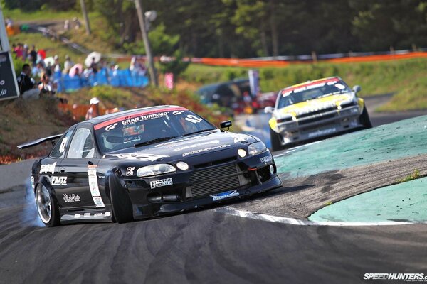 Dos coches en la pista de carreras