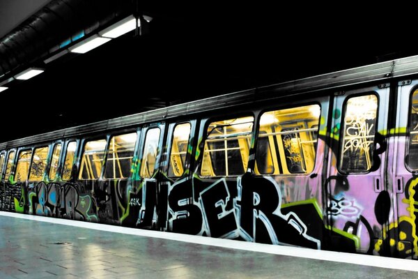 U-Bahn-Zug schön dekoriert mit Graffiti