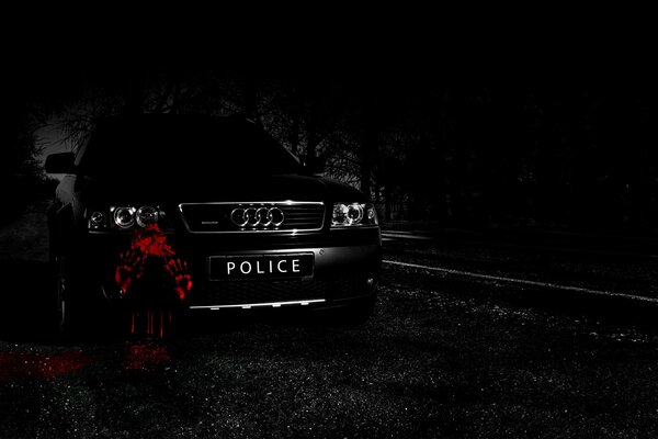 Un Audi negro en el bosque. Manchada de sangre