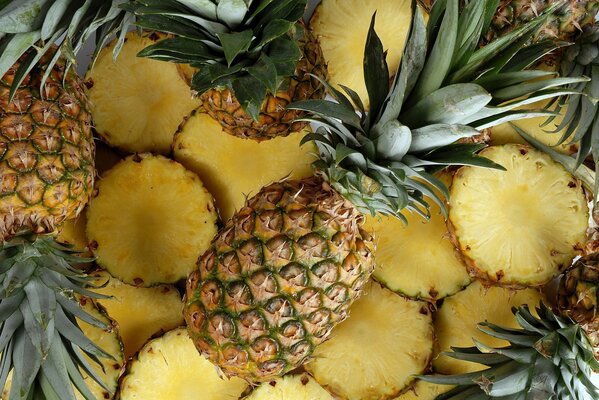 Viele Ananas sind ganz und in Scheiben geschnitten