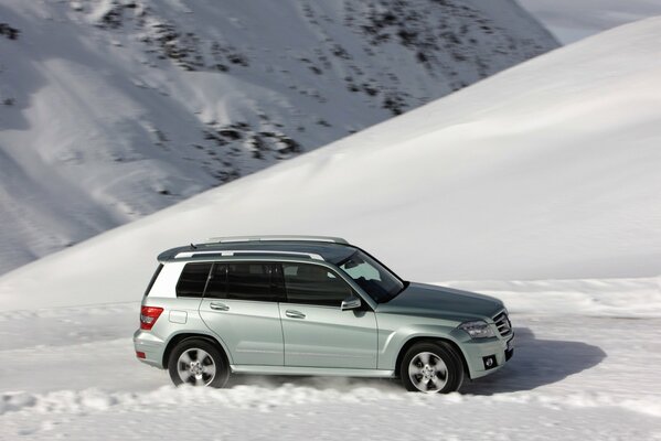 Mercedes im Winter auf der Bergstraße