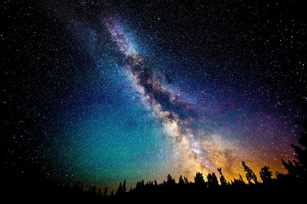 La vía láctea contra el cielo estrellado