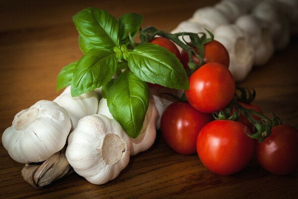 Ail aux tomates et légumes verts sur la table