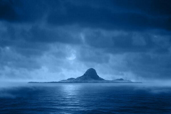 Mar oscuro con cielos furiosos