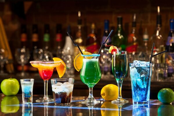 An der Bar stehen verschiedene Cocktails zur Verfügung