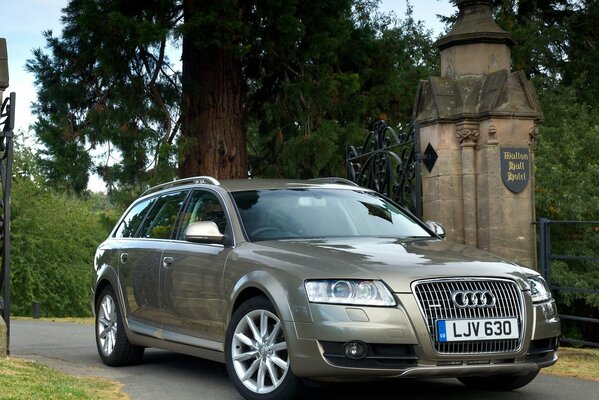 Hermoso paisaje con coche alemán