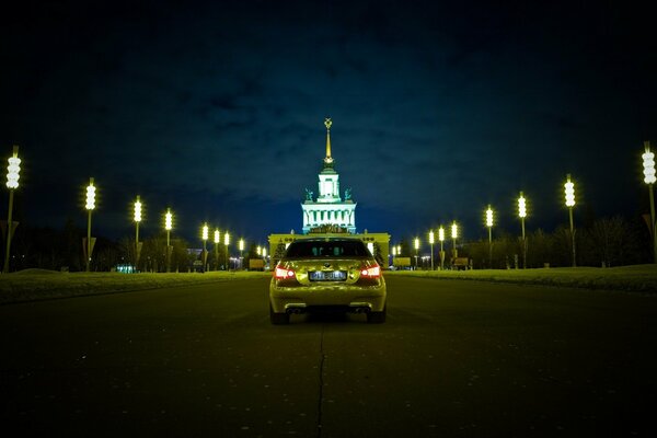 Casa y coche en la avenida Evening Moscow