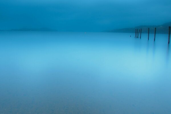 Niebla sobre el lago todo en tonos azules