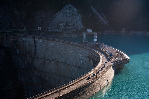 Centrale idroelettrica in Georgia. Struttura enorme