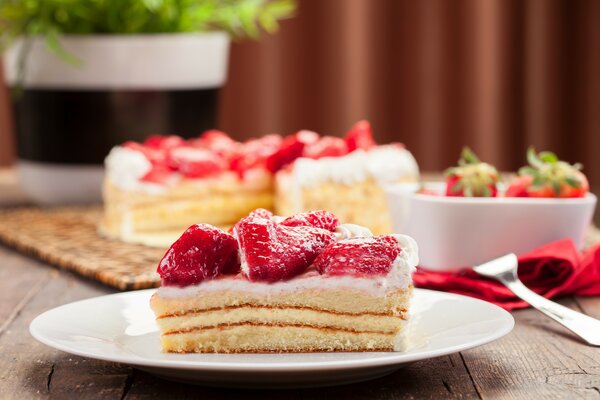 Gâteau à la crème de baies et une tranche de fraises