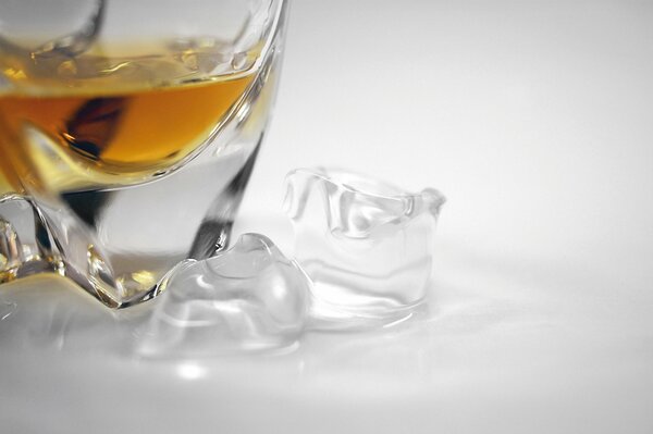 Bicchiere di whisky con ghiaccio accanto ad esso