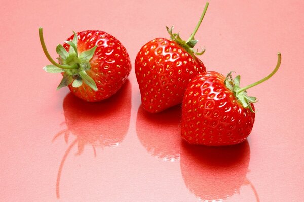 Fraise juteuse sur fond rose