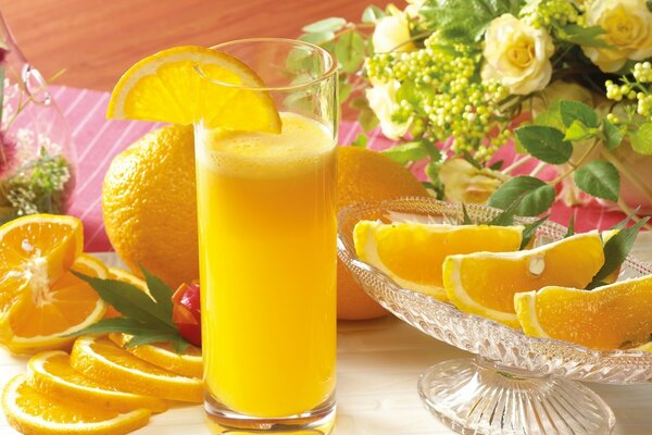 Frisch gepresster Orangensaft im Weinglas