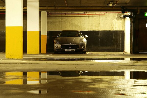 Nel parcheggio del garage c è l auto più costosa