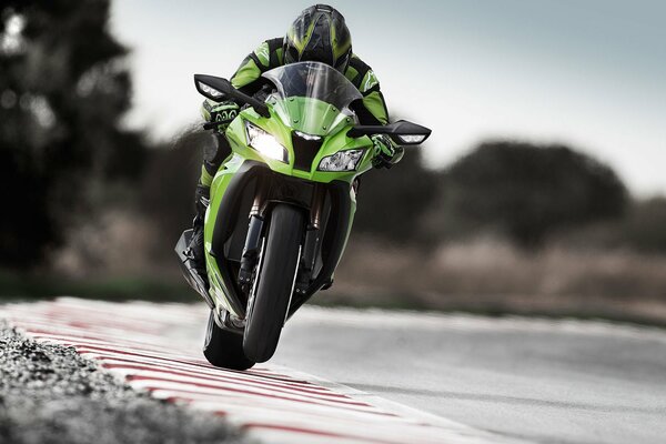 Moto Kawasaki in pista