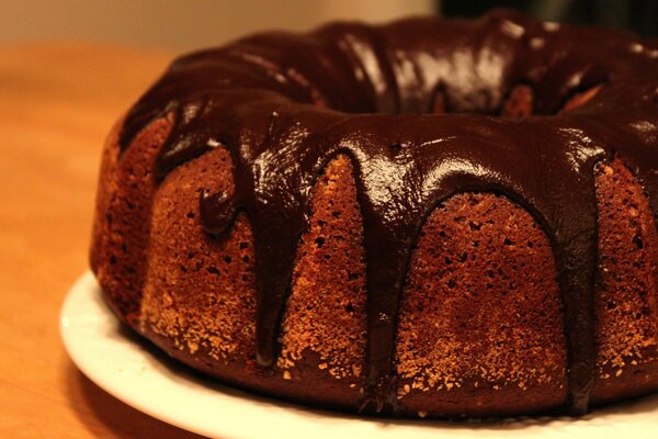 Gâteau sucré avec glaçage appétissant