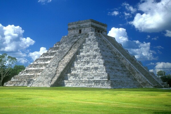 Piramide di Kukulkan in Messico su erba verde