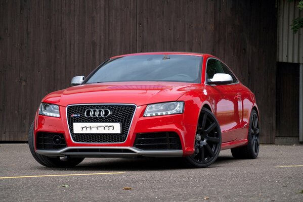 Voiture audi rouge avec Jantes noires