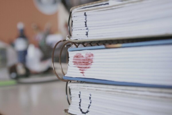 Una pila de libros marcados con un signo de amor