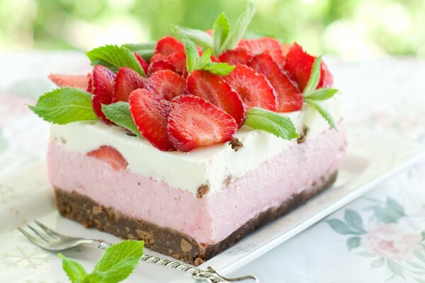 Sweet cake with strawberries