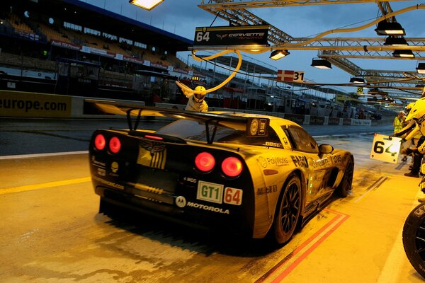 Coche de carreras en las carreras nocturnas