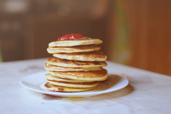 Piatto di pancake su un piatto bianco