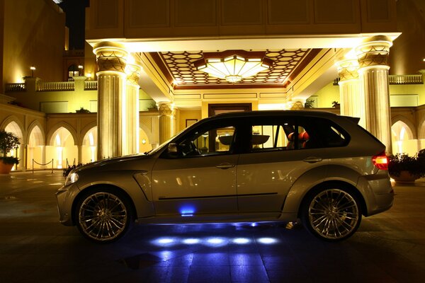 BMW X5 Wheelbarrow on the desktop