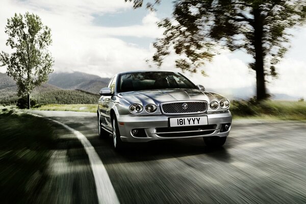 Photo silver jaguar x-type on the road