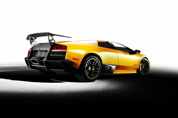 Auto sportiva del marchio Lamborghini vista posteriore laterale