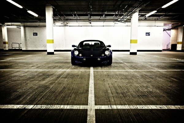 Lotus elise dans un parking souterrain