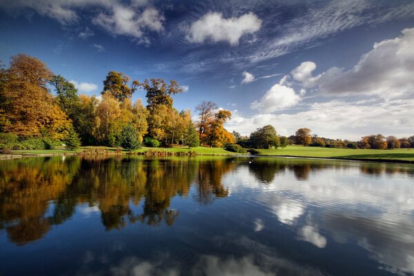 In autumn, the river is reflected in the blue sky