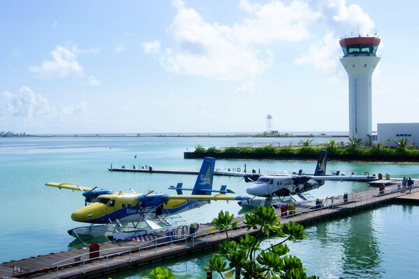 Arrivée des avions à l aéroport aux Maldives