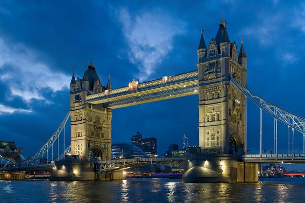 London Bridge über dem Fluss, der das Wasser beleuchtet