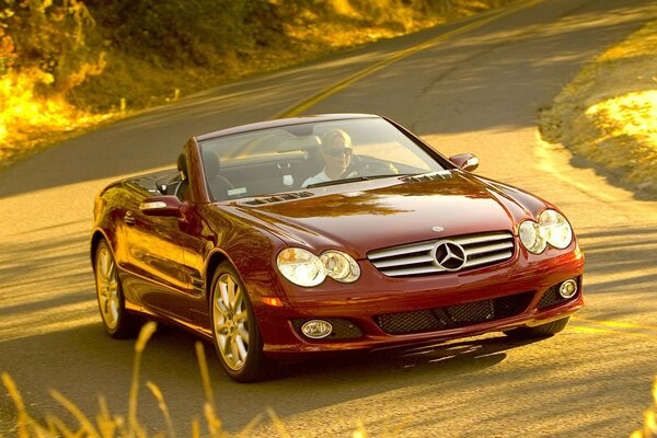 Das Mädchen am Steuer eines mercedes sl 550 ruft Respekt hervor