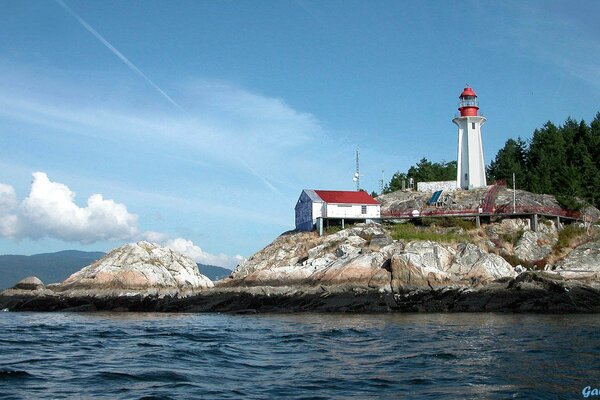 Faro sulla riva del mare calmo