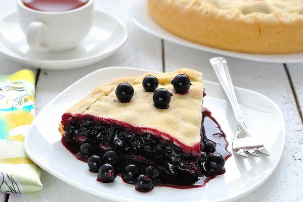 Dessert in Form von Kuchen mit schwarzen Johannisbeeren