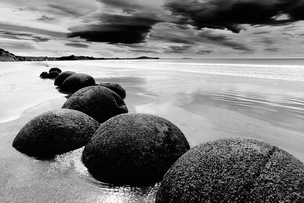 Fotografía en blanco y negro del gran océano