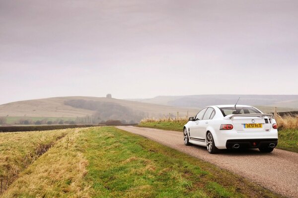 Auto bianca con spoiler sul campo