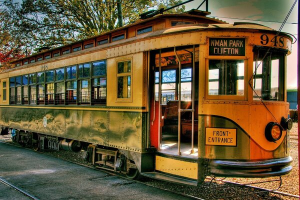 Grüne Retro-Straßenbahn auf Schienen