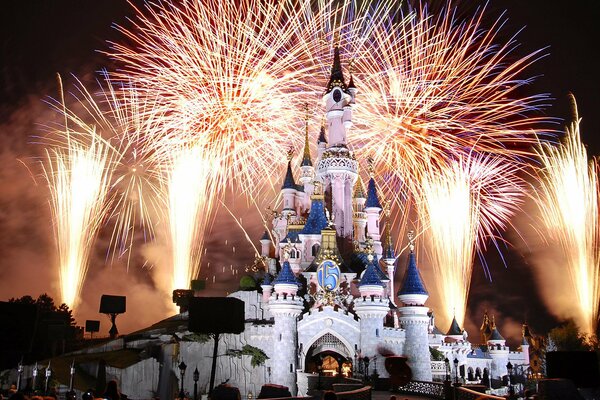 Fuegos artificiales por la noche en Disneyland en Francia