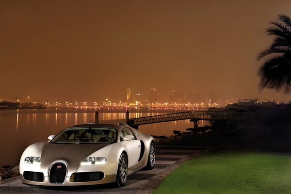 Coche Bugatti Veyron en la ciudad de la noche