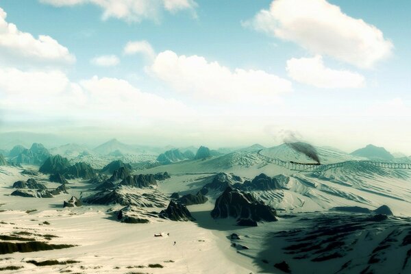 Ciel bleu sur les montagnes de sable du désert