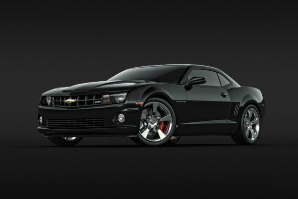 Chevrolet Camaro con fondo negro