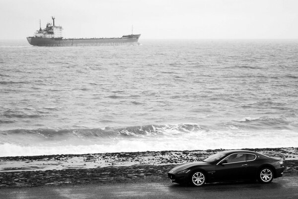 Foto eines schwarzen Maserati an der Küste