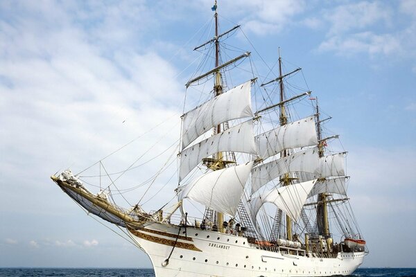 Gran fragata de vela en el mar